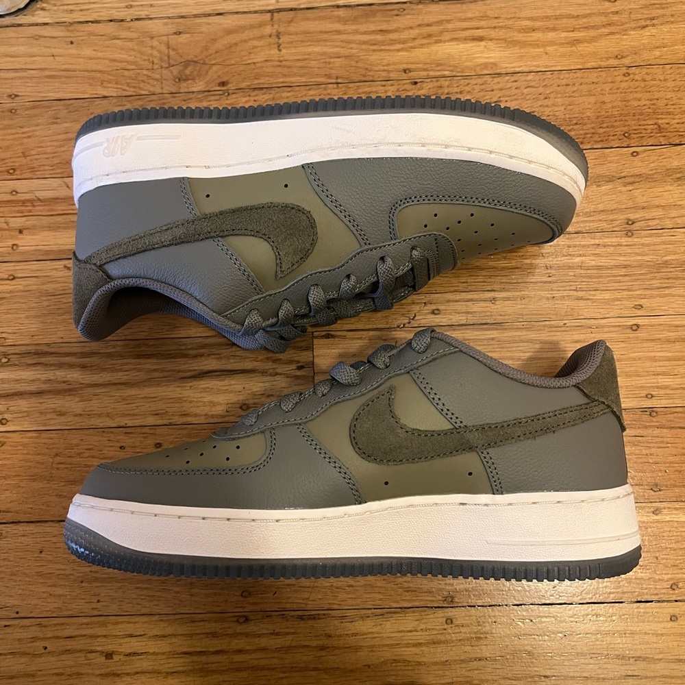 Nike Youth Air Force 1 Low Casual Shoe - Olive Green - Size 6.5Y OR 8.5W - Picture 7 of 7